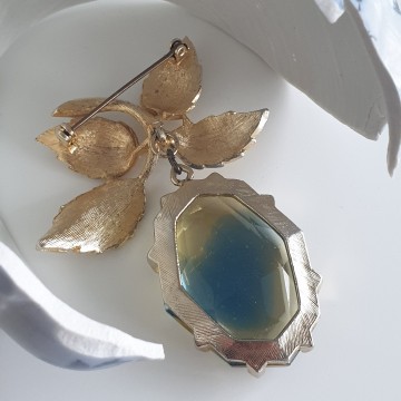 Goldtone bow brooch with blue and yellow givre faceted glass pendant - Bliinkt
