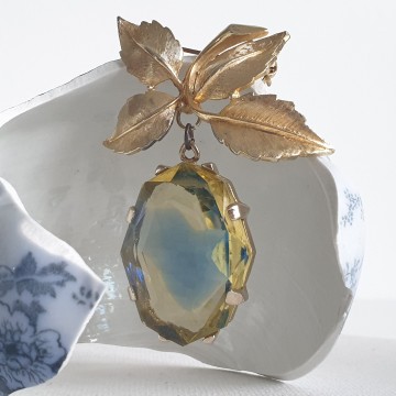 Goldtone bow brooch with blue and yellow givre faceted glass pendant - Bliinkt