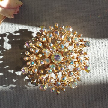 Large goldtone clear aurora borealis brooch - Bliinkt