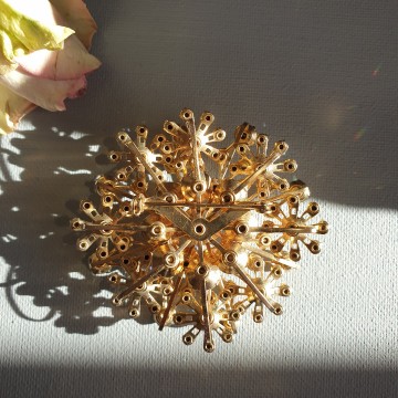 Large goldtone clear aurora borealis brooch - Bliinkt