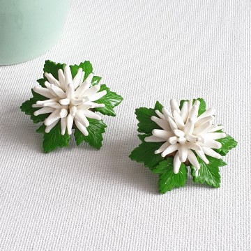 Grote groen met witte bloemoorbellen