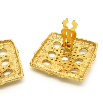 Large goldtone square 80s earrings rotan motif