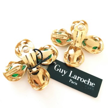Guy laroche goudkleurige oorbellen met groen druppelvormige stenen gesigneerd