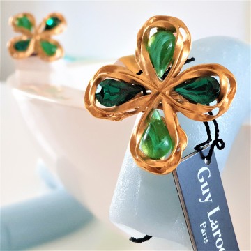 Guy laroche goudkleurige oorbellen met groen druppelvormige stenen