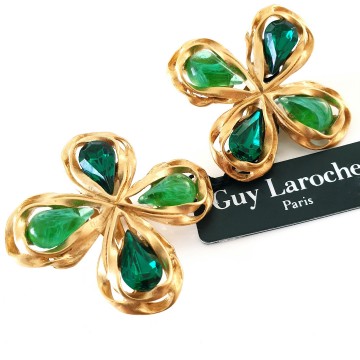 Guy laroche goudkleurige oorbellen met groene druppelvormige stenen