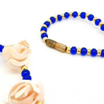 Light salmon coloured necklace and bracelet with tiny royal blue beads - Bliinkt