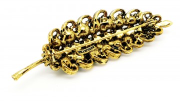 Hollycraft broche Goudkleurig blad vol met verschillend gekleurde strasssteentjes begin 50's achterkant