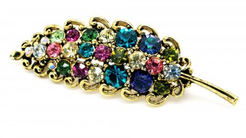 Hollycraft broche Goudkleurig blad vol met verschillend gekleurde strasssteentjes begin 50's