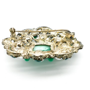 Hollywood goudkleurige broche met groene strass, groen gewolkte cabochon, groene  kraaltjes en faux parels