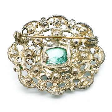 Hollywood goudkleurige broche met groene strass, groen gewolkte cabochon, groene  kraaltjes en faux parels