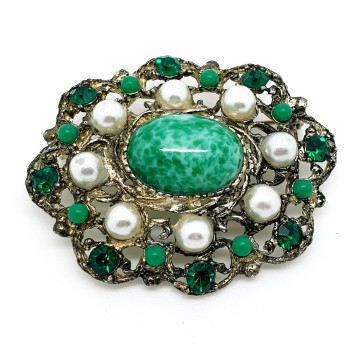 Hollywood goudkleurige broche met groene strass, groen gewolkte cabochon, groene  kraaltjes en faux parels