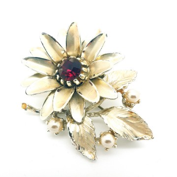 Hollywood light goldtone flower brooch with red center rhinestone and faux pearls