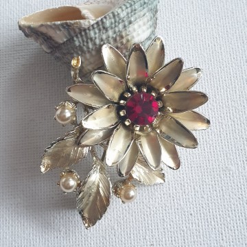 Hollywood light goldtone flower brooch with red center rhinestone and faux pearls