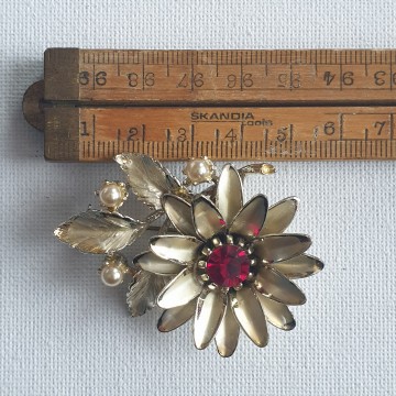 Hollywood light goldtone flower brooch with red center rhinestone and faux pearls