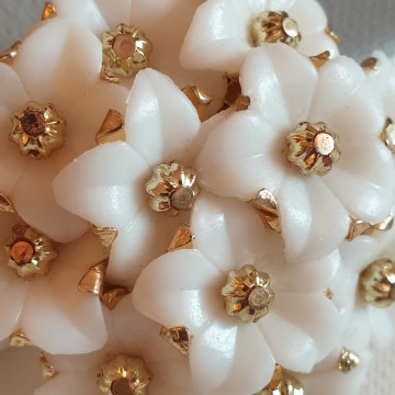 Hong Kong, broche met witte plastic bloempjes