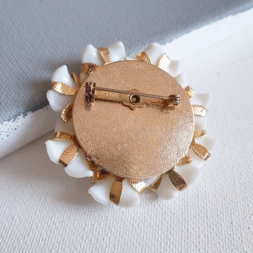 Hong Kong, broche met witte plastic bloempjes