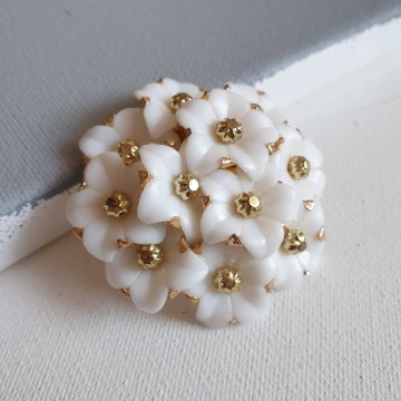 Hong Kong, broche met witte plastic bloempjes
