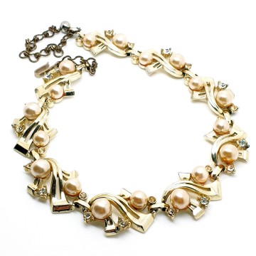 H&S licht goudkleurige ketting met champagnekleurige faux parels 50's