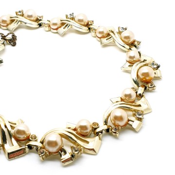 H&S licht goudkleurige ketting met champagnekleurige faux parels 50's