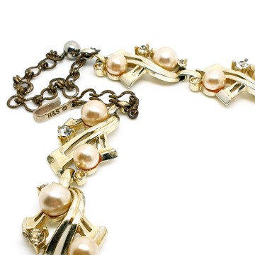 H&S licht goudkleurige ketting met champagnekleurige faux parels 50's