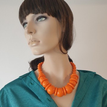 Huge 60s 70s necklace with bright large white orange plastic beads   bliinkt