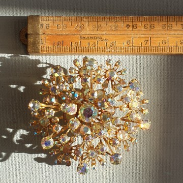Large goldtone clear aurora borealis brooch - Bliinkt