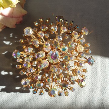 Large goldtone clear aurora borealis brooch - Bliinkt