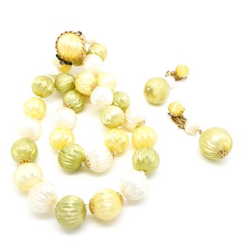 Japan lichtgewicht set van ketting en oorbellen met lichtgroene, creme en lichtgele kralen 50's