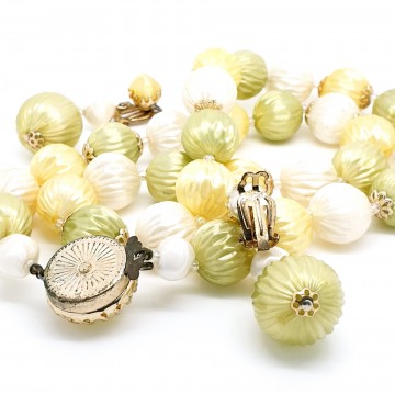 Japan lichtgewicht set van ketting en oorbellen met lichtgroene, creme en lichtgele kralen 50's