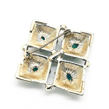 Jewelcraft, Coro - silvertone square brooch with green cabochons - Bliinkt