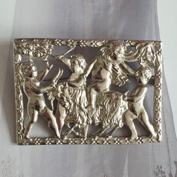 Jewelcraft Creations - Coro Pegasus - large silvertone rectangular brooch with cherubs - Bliinkt