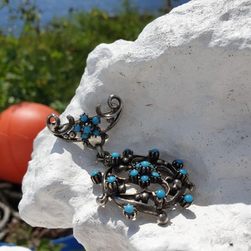 Jewelcraft -Silvertone dangle brooch with turquoise stones - Bliinkt