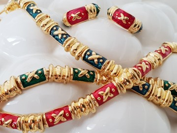 Joan Rivers set 'Hugs & Kisses' oorbellen en drie armbanden goudkleurig met emaille rood blauw en groen op 'Egg vase'