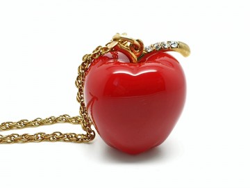 Knalrood vrolijk appeltje met goudkleurig steeltje met heldere strasssteentjes aan goudkleurige ketting 2