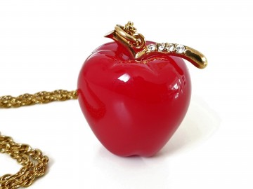 Knalrood vrolijk appeltje met goudkleurig steeltje met heldere strasssteentjes aan goudkleurige ketting