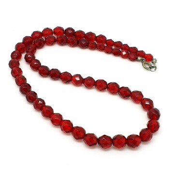 Ketting met rode facetgeslepen glaskralen