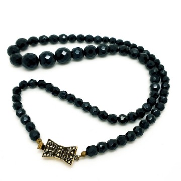 Ketting met zwarte facetgeslepen glaskralen en strikslotje