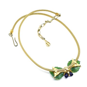 Kettinkje met plastic paars bloempje met strasssteentje en groene bloemblaadjes achterkant