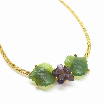 Kettinkje met plastic paars bloempje met strasssteentje en groene bloemblaadjes detail