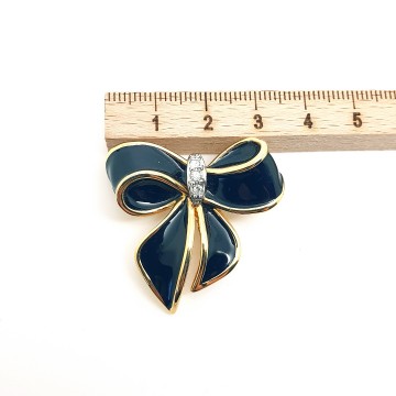 Keyes - goldtone black enamelled bow brooch with clear rhinestones - Bliinkt