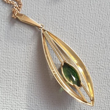 K&L, Kordes und Lichtenfels - Amerik, Germany - goldplated pendant with emerald green glass stone - Bliinkt