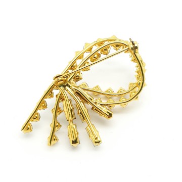 Klassieke broche met rode en heldere strass achterkant