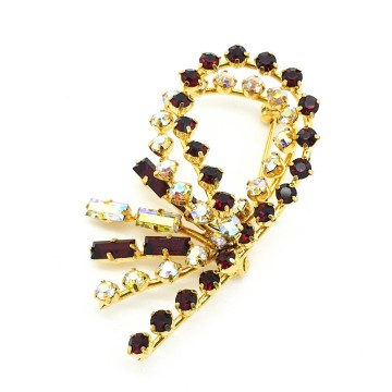 Klassieke broche met rode en heldere strass