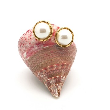 Faux pearl earrings with goldtone edge - Bliinkt