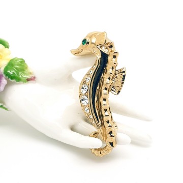 Goldtone little seahorse brooch with rhinestones - Bliinkt