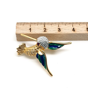 Tiny goldtone hummingbird brooch with green and blue enamelled wings - Bliinkt