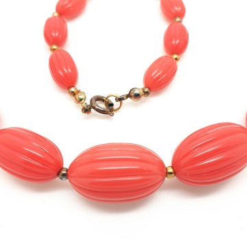 Coral red long necklace with ribbed plastic beads - Bliinkt
