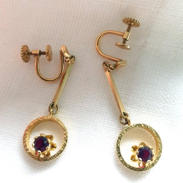 K&L - Kordes & Lichtenfels - goldplated dangle earrings with dark red rhinestone - Bliinkt