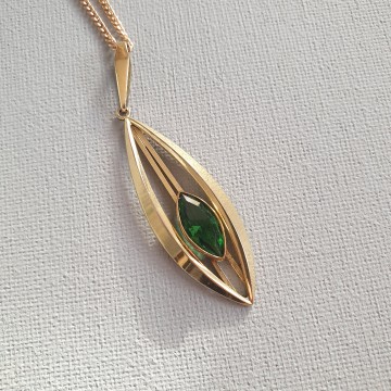 K&L, Kordes und Lichtenfels - Amerik, Germany - goldplated pendant with emerald green glass stone - Bliinkt