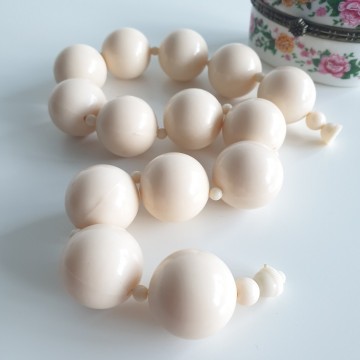 Short 50s/60s necklace with large plastic cream coloured beads - Bliinkt